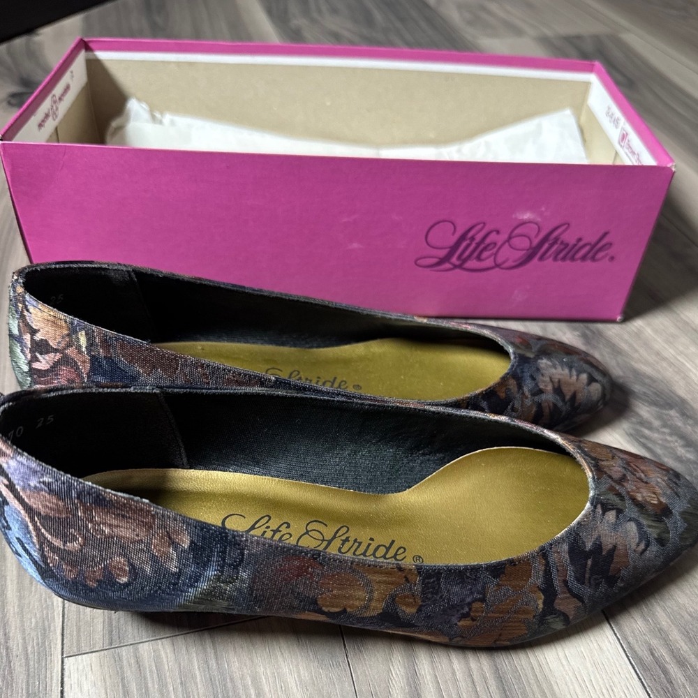 LifeStride Mae 4 Floral Tapestry Pumps Multi Color Low Block Heel 7 B Vintage